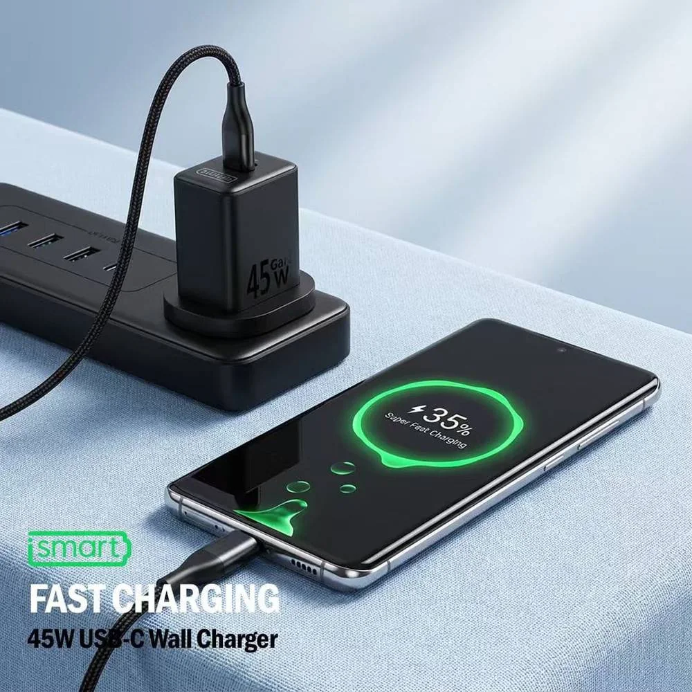 شاحن iSmart سريع 45W أثناء الشحن – iSmart 45W USB-C fast charger in use